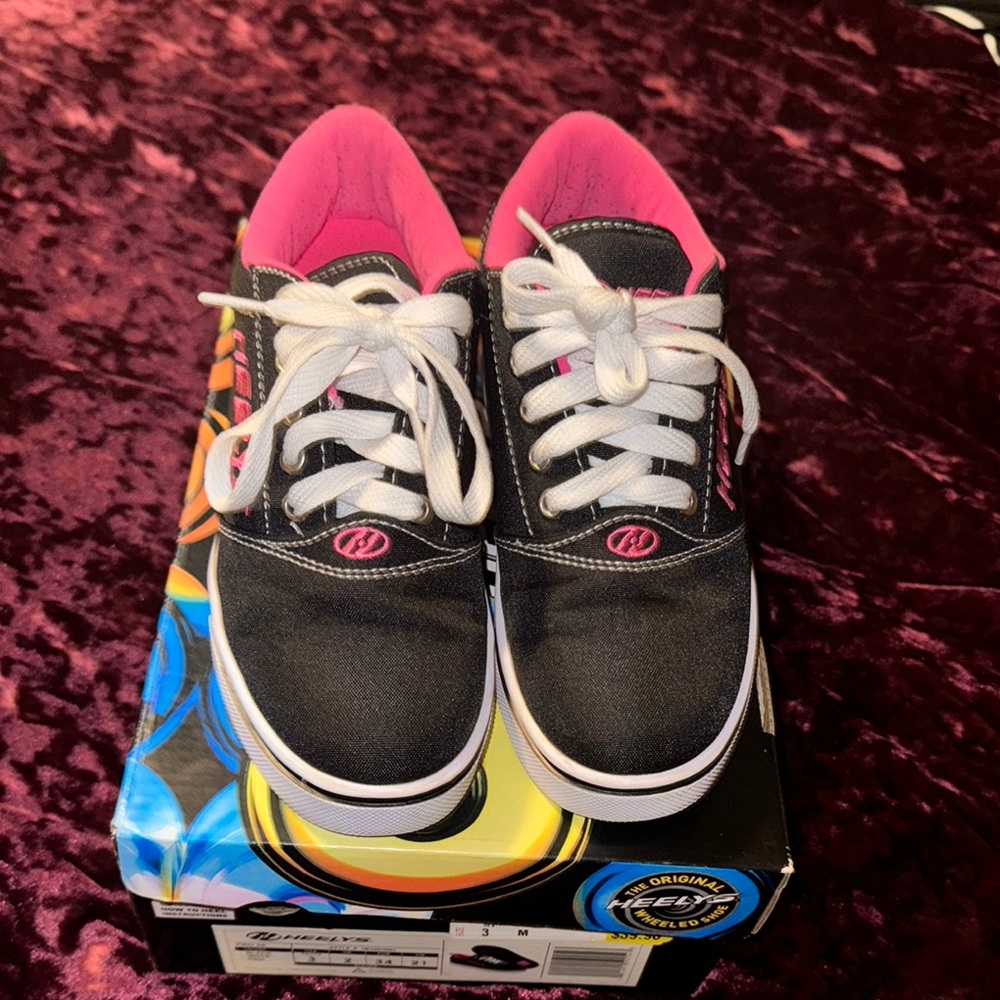 Girls Heelys size 3